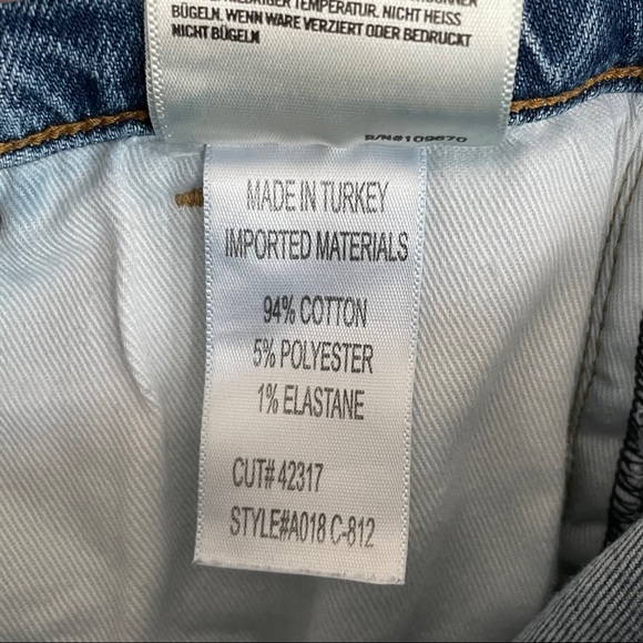 Agolde Sophie Crop Jean with Distressed Hem - Picture 12 of 16